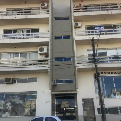 Vende-se ótimo apartamento na rua Bento Gonçalves, esquina com rua Primeiro de Maio!!