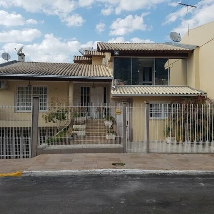 Vende-se casa 3 dormitórios no bairro Santa Isabel!!